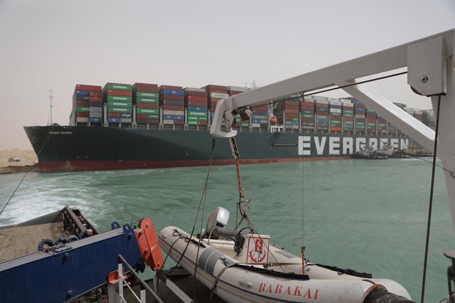 Kênh đào Suez tạm đóng do siêu tàu hàng bít đường - 1
