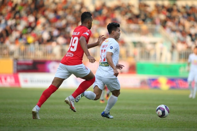 HA Gia Lai 3-0 TPHCM: Lee Nguyễn mờ nhạt, Công Phượng tiếp tục rực rỡ - 14