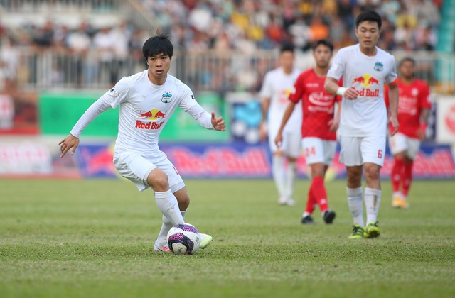 HA Gia Lai 3-0 TPHCM: Lee Nguyễn mờ nhạt, Công Phượng tiếp tục rực rỡ - 9