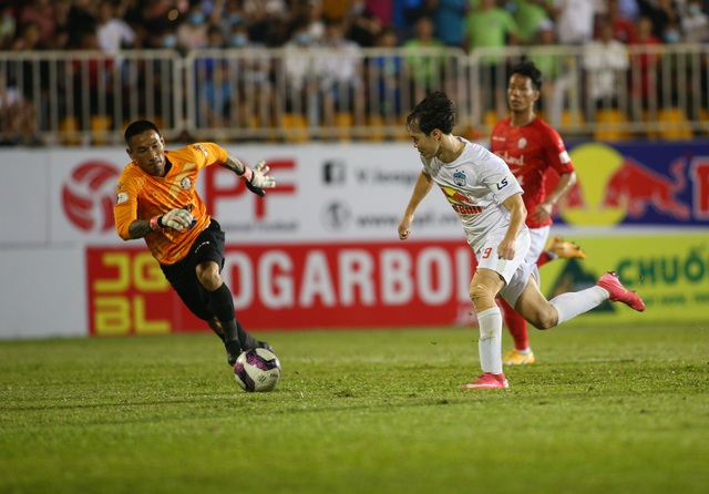 HA Gia Lai 3-0 TPHCM: Lee Nguyễn mờ nhạt, Công Phượng tiếp tục rực rỡ - 6