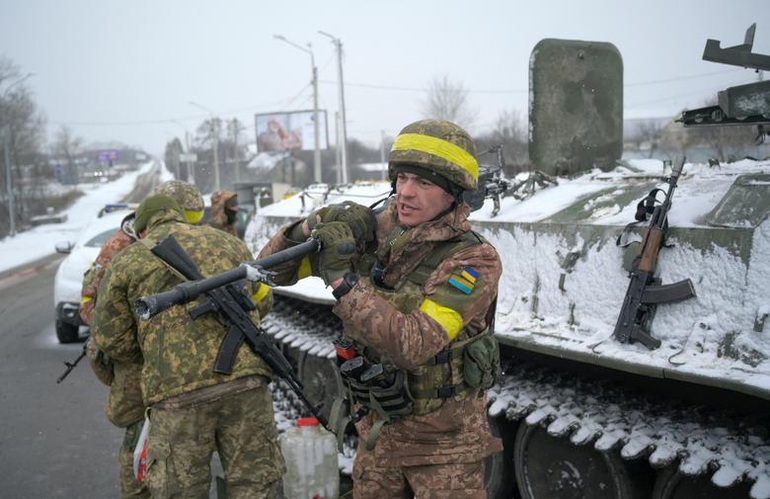Các thành phố lớn bị bao vây, Ukraine nói sắp cạn kiệt vũ khí - 1