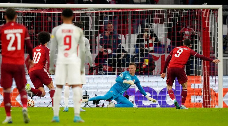 Lewandowski lập hat-trick, Bayern Munich vào tứ kết bằng chiến thắng 8-2 - 2