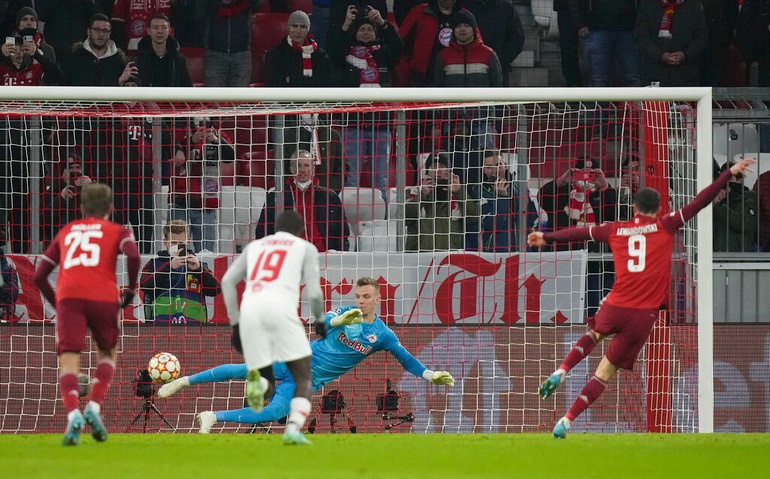 Lewandowski lập hat-trick, Bayern Munich vào tứ kết bằng chiến thắng 8-2 - 1