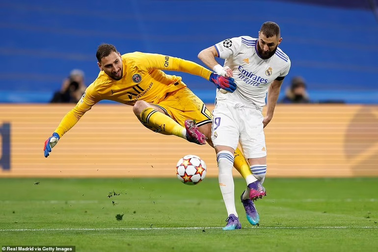 Tỏa sáng trước PSG, Benzema lập kỷ lục ở Champions League - 1