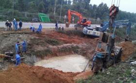 Truy tìm nguyên nhân vỡ đường ống nước sạch sông Đà