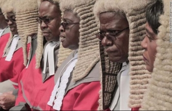 Dân Zimbabwe “ném đá” vì chính phủ chi trăm ngàn USD mua tóc giả cho thẩm phán