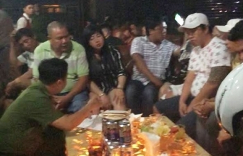 Cảnh sát đột kích quán bar nổi tiếng ở Sài Gòn
