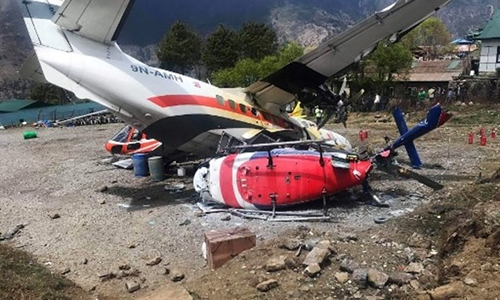 Máy bay va chạm trực thăng gần đỉnh Everest, ba người thiệt mạng