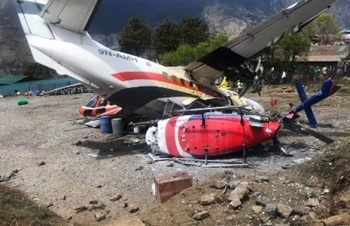 Máy bay va chạm trực thăng gần đỉnh Everest, ba người thiệt mạng