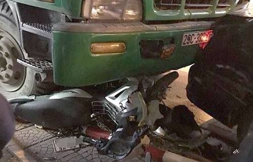 Ôtô chở rác tông xe máy dừng đèn đỏ ở Hà Nội