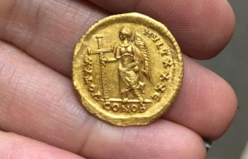 Học sinh cấp 2 bất ngờ nhặt được đồng tiền vàng 1.600 năm tuổi