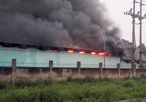 Nhà kho công ty dược ở Hà Nội bốc cháy dữ dội