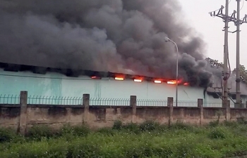 Nhà kho công ty dược ở Hà Nội bốc cháy dữ dội