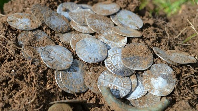 Đào được kho báu đầy tiền vàng từ thế kỷ 14 trị giá gần 5 tỷ đồng