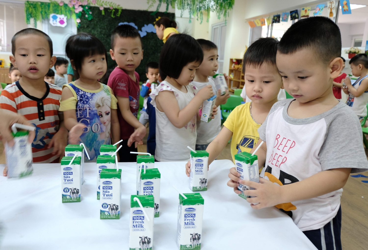 Hàng triệu ly sữa học đường cung cấp cho trẻ em thủ đô Hà Nội mỗi ngày