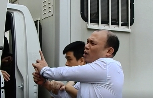 Bị cáo la ó trong ngày tuyên án vụ cướp tài sản trên sông Ka Long