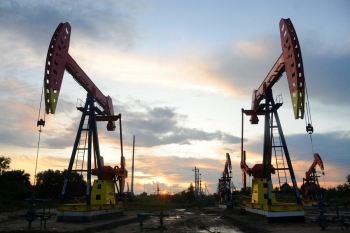 Giá dầu tiếp tục giảm sau quý tệ nhất lịch sử