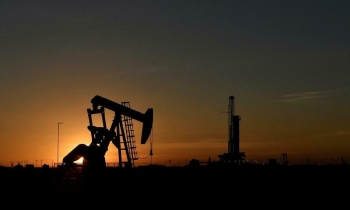 Giá dầu đi xuống vì OPEC+ hoãn họp