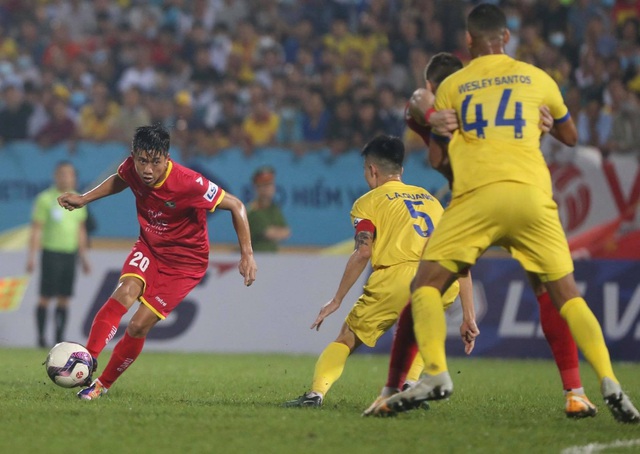 CLB Nam Định thắng nghẹt thở SL Nghệ An ở phút bù giờ - 2
