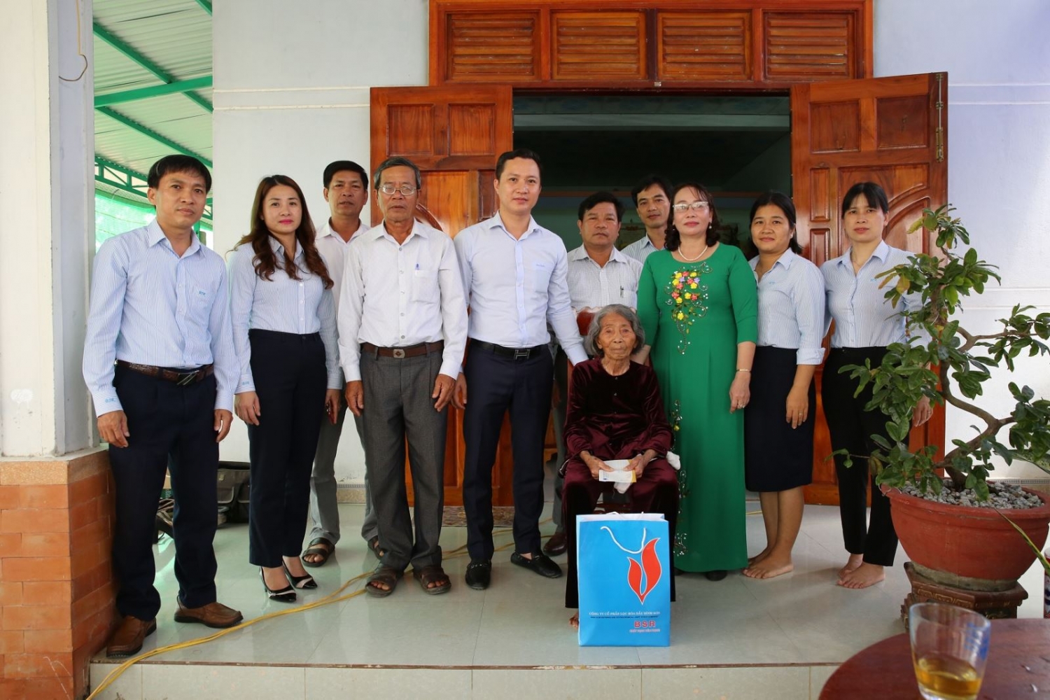 BSR nhận phụng dưỡng Mẹ Việt Nam Anh hùng 93 tuổi Bùi Thị Bản