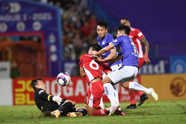 CLB Hà Nội 0-1 CLB Viettel: Trọng Hoàng ghi bàn, Quang Hải kém duyên - 17