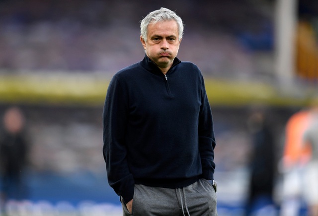 HLV Mourinho chính thức bị sa thải ở Tottenham - 1