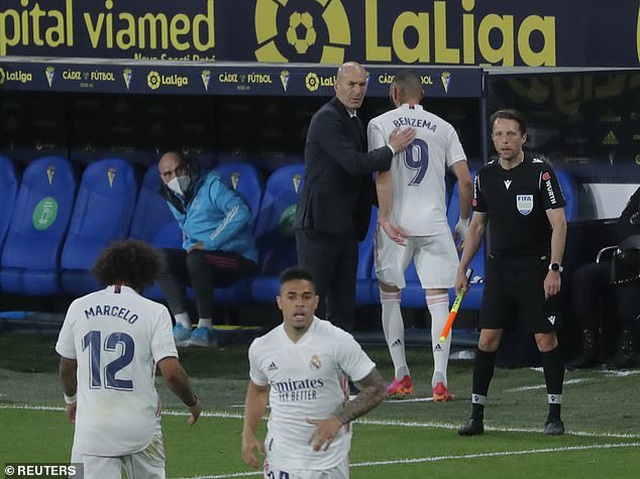 Real Madrid bị cổ động viên Cadiz tấn công trong ngày lên ngôi đầu La Liga - 12