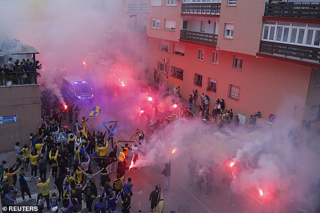 Real Madrid bị cổ động viên Cadiz tấn công trong ngày lên ngôi đầu La Liga - 2