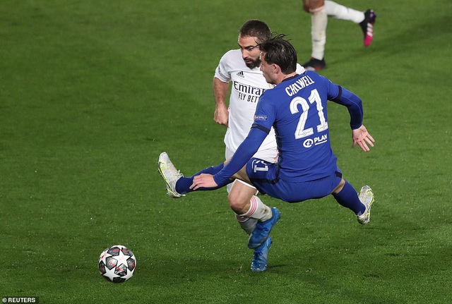 Benzema lập siêu phẩm, Real Madrid may mắn hòa Chelsea - 2