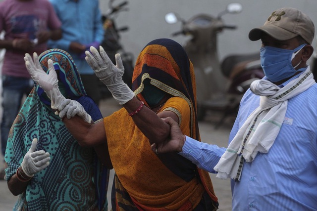 Ấn Độ thêm 323.000 ca mắc mới, Mỹ dốc sức trợ giúp - 1