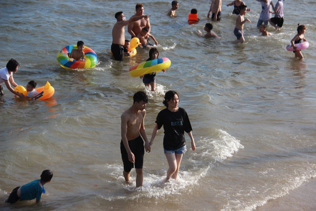 Bãi biển Hạ Long đông đúc du khách trong ngày đầu nghỉ lễ 30/4 - 2
