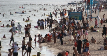Bãi biển Hạ Long đông đúc du khách trong ngày đầu nghỉ lễ 30/4