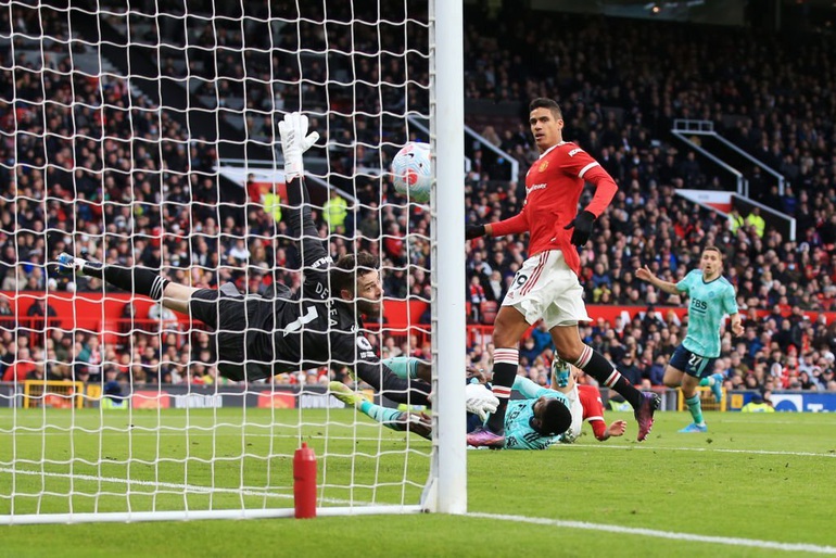 Vắng Ronaldo, Man Utd thoát thua Leicester nhờ VAR - 3