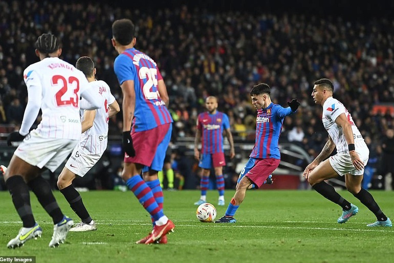 Pedri lập siêu phẩm, Barcelona hạ Sevilla và vươn lên thứ hai tại La Liga - 4