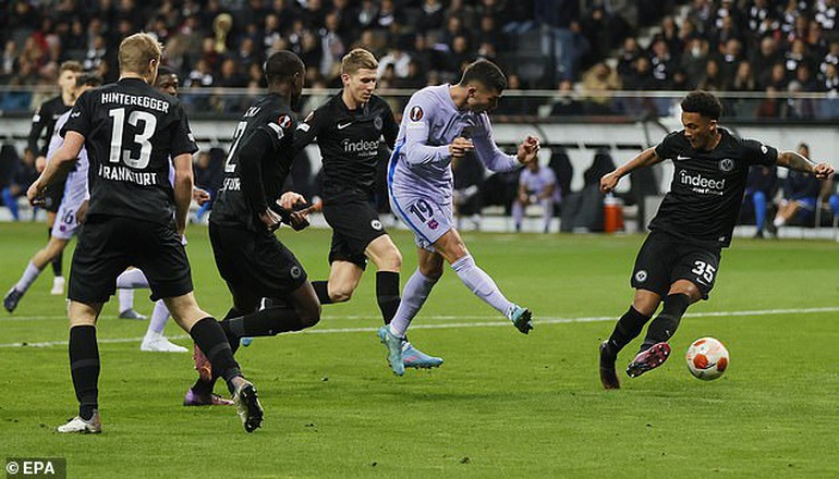 Torres ghi bàn, Barcelona hòa may mắn ở tứ kết lượt đi Europa League - 3