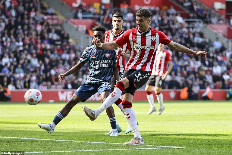 Arsenal và Tottenham thua đau, Man Utd vươn lên vị trí thứ 5 - 2