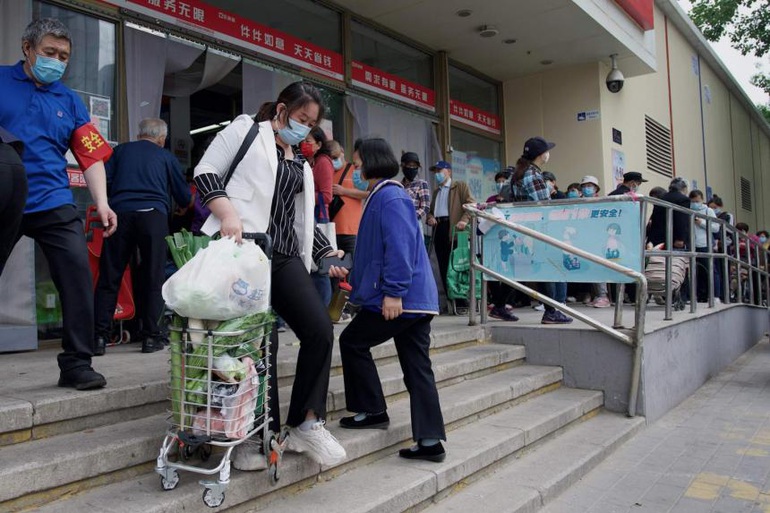 Người Bắc Kinh đổ xô mua sắm trước nguy cơ phong tỏa vì Covid-19 - 1