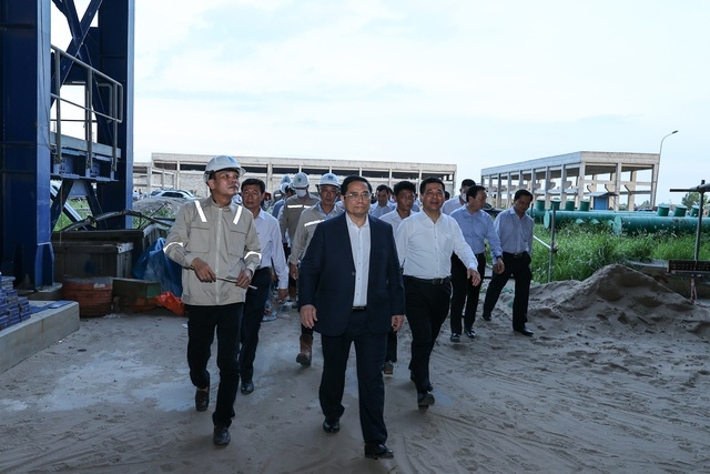 Thủ tướng Phạm Minh Chính thị sát công trường xây dựng Nhà máy Nhiệt điện Long Phú 1