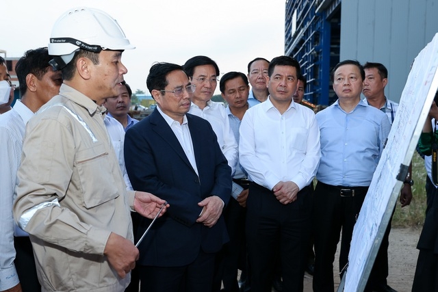 Thủ tướng Phạm Minh Chính thị sát công trường xây dựng Nhà máy Nhiệt điện Long Phú 1