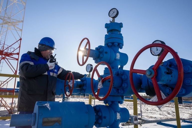 Báo Mỹ: EU đề xuất loại bỏ dầu Nga vào cuối năm nay - 1