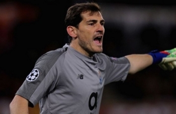 Casillas bị trụy tim trên sân tập
