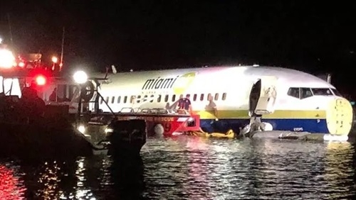 Boeing 737 chở 136 người lao xuống sông ở Mỹ