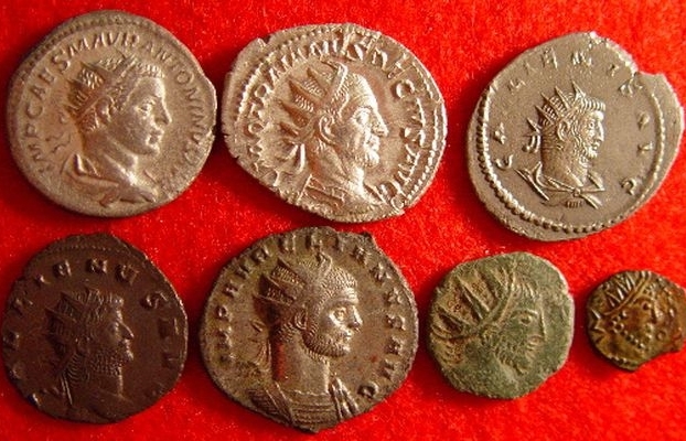 "Ăn may" đào được kho báu hơn 3.000 đồng xu từ thế kỷ 4