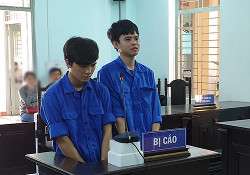Hai thanh niên hầu tòa vì ném gạch vào cảnh sát 911 Đà Nẵng