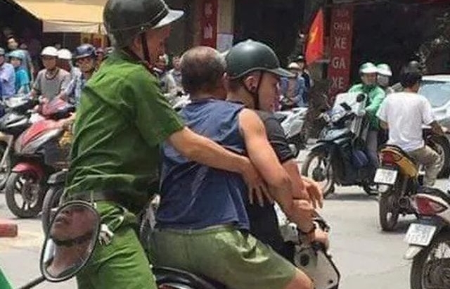Hà Nội: Người đàn ông đập chai bia làm "vũ khí" đâm công an