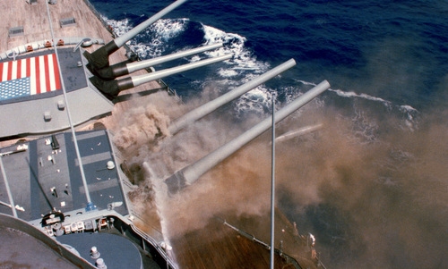 Tia lửa giết chết 47 thủy thủ thiết giáp hạm Mỹ năm 1989