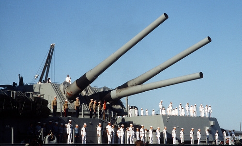 Tia lửa giết chết 47 thủy thủ thiết giáp hạm Mỹ năm 1989