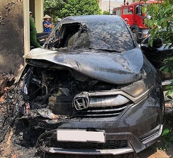 Honda CR-V bốc cháy giữa trưa tại Nam Định
