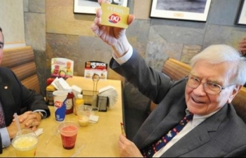 Bữa trưa cùng tỷ phú Warren Buffett đạt giá kỷ lục 3,5 triệu USD