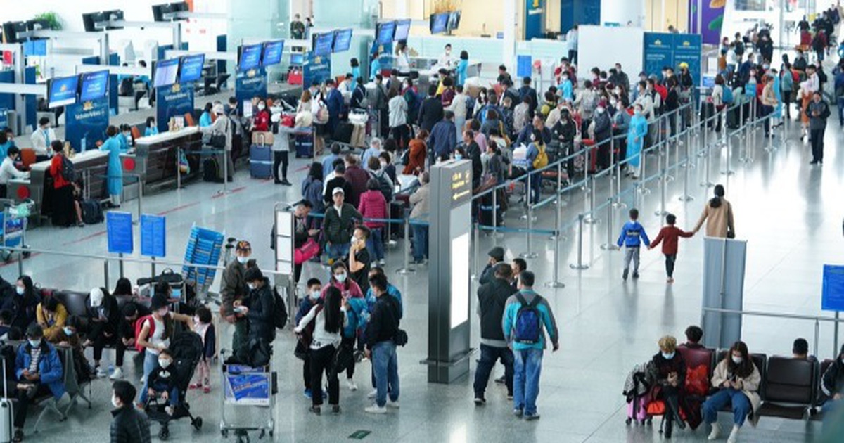 Các hãng hàng không đồng loạt tăng phí với khách đi máy bay